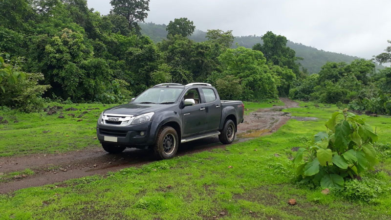 Drive Boldly in the Isuzu D-Max V-Cross 4x4